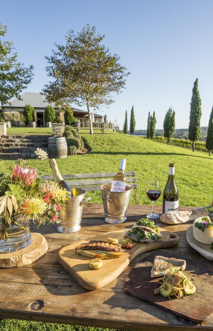 库比特酒庄草坪上布置的美酒佳肴野餐 © 新南威尔士州旅游局版权所有
