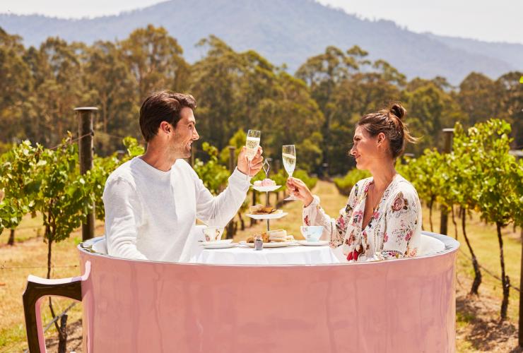  一对夫妇在坎伯瓦拉酒庄碰杯品香槟 © 新南威尔士州旅游局版权所有