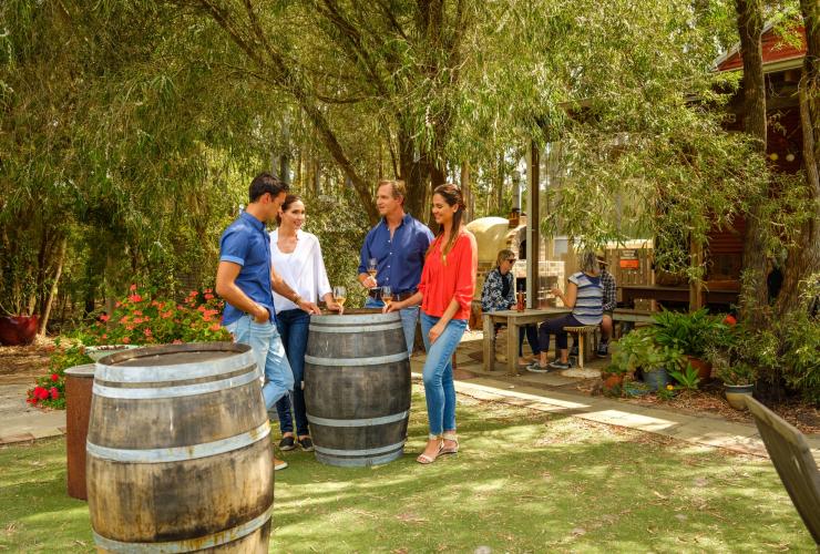 一群朋友在橙色拖拉机酒庄的草坪上享用葡萄酒 © 西澳大利亚州旅游局版权所有