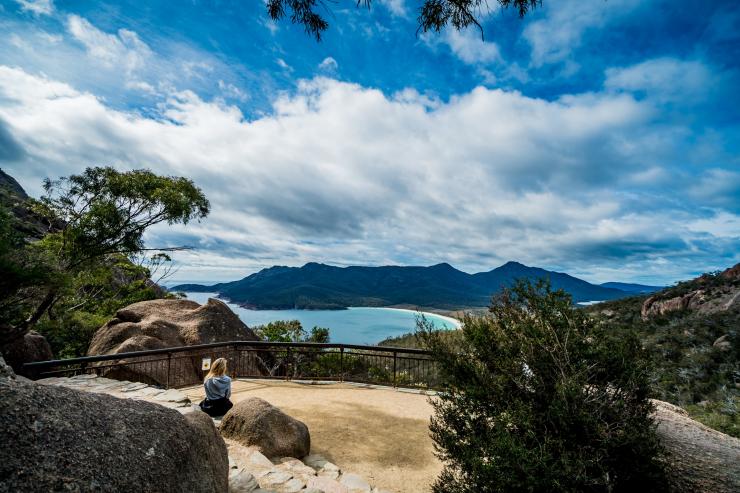 塔斯马尼亚州，菲欣纳国家公园，酒杯湾徒步道观景点 © Matt Staggs 版权所有