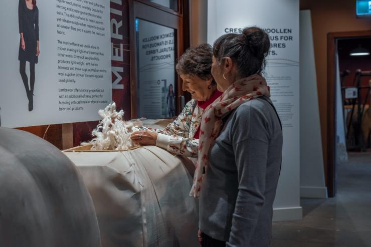 维多利亚州，巴拉瑞特，克雷斯维克毛纺厂，两位女士手拿羊毛展品 © 澳大利亚旅游局版权所有