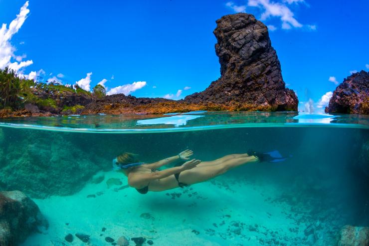 圣诞岛，多莉海滩，一位女性在清澈的海水中潜水 © Gary Bell/OceanwideImages.com 版权所有