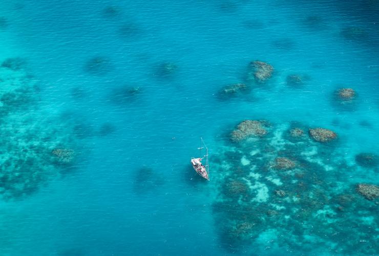 昆士兰州，大堡礁，泛舟圣灵群岛 © 澳大利亚旅游局版权所有