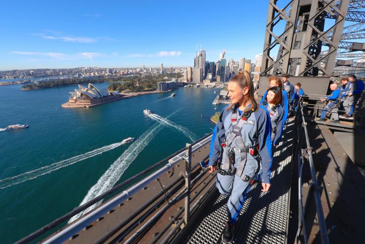 新南威尔士州，万里晴空下，一群游客在悉尼大桥攀登公司的安排下，在悉尼海港大桥上俯瞰海港 © David Gray 版权所有