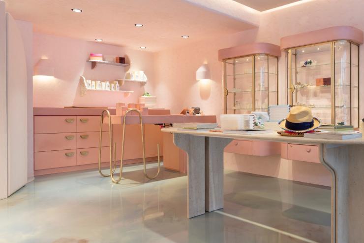 新南威尔士州，邦迪海滩，Playa by Lucy Folk 精品店的粉红色墙壁和货架 © Lucy Folk 版权所有