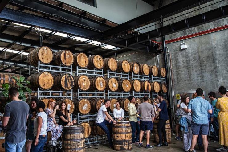 新南威尔士州，马利克维尔，Stockade 啤酒店，人们在酒桶林立的工业风场地享用精酿啤酒 © Stockade 啤酒店版权所有