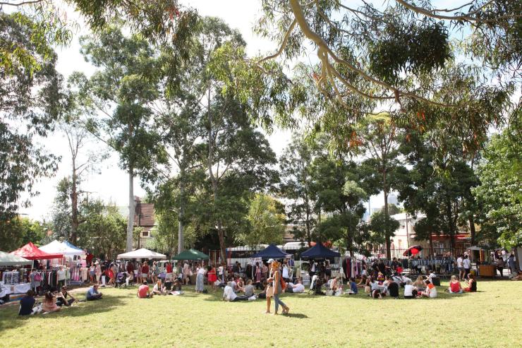 新南威尔士州，悉尼，一些人徜徉在草地旁的货摊间，一些人在格里布市场享用美食 © James Horan/新南威尔士州旅游局版权所有