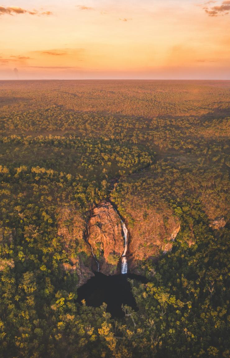 北领地，李治菲特国家公园，日落时分，俯瞰汪吉瀑布和周围绿色植被 © 北领地旅游局/Jackson Groves 版权所有