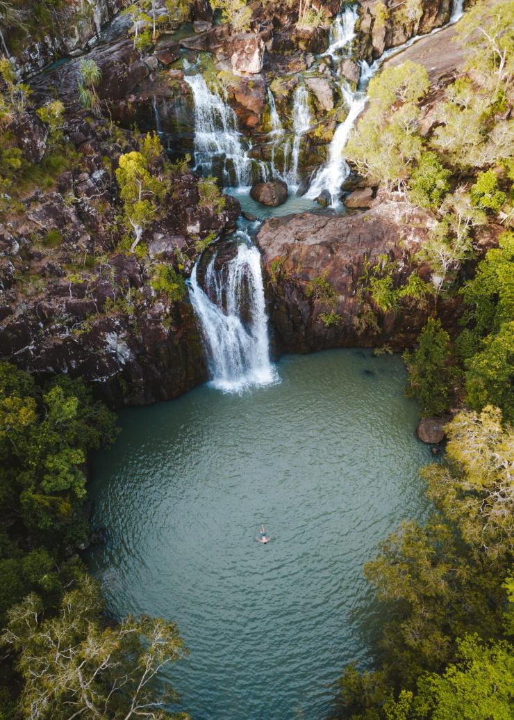 在圣灵群岛的雪松溪瀑布游泳 © 昆士兰州旅游及活动推广局版权所有
