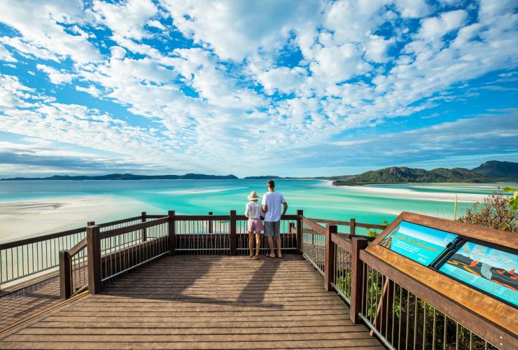 夫妇在圣灵群岛眺望希尔海口 © 昆士兰州旅游及活动推广局版权所有