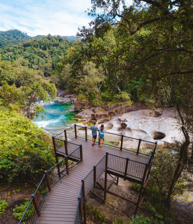 游客站在可以俯瞰天然泉水的平台上 © 昆士兰州旅游及活动推广局版权所有