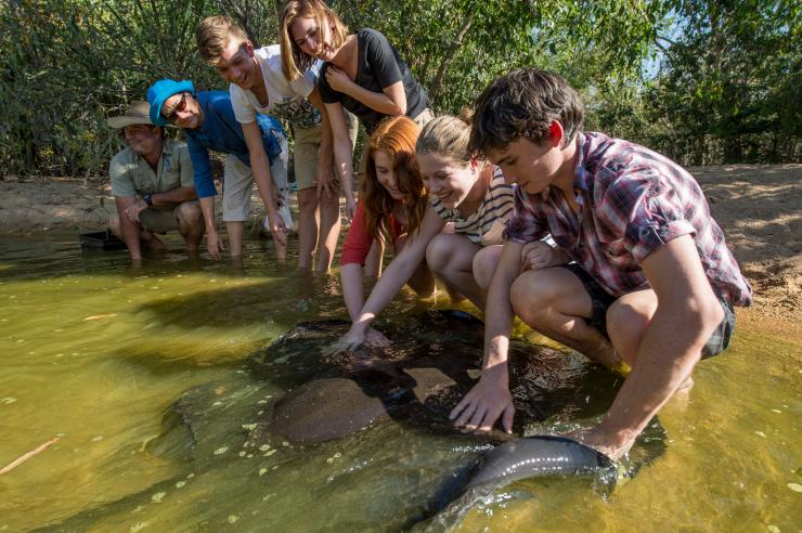 游客在领地野生动物公园与一条淡水土魟相遇 © 澳大利亚旅游局版权所有