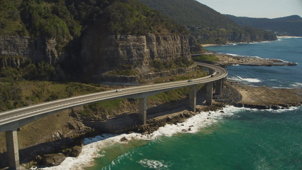 卧龙岗海面上海崖大桥的鸟瞰图 © 新南威尔士州旅游局版权所有
