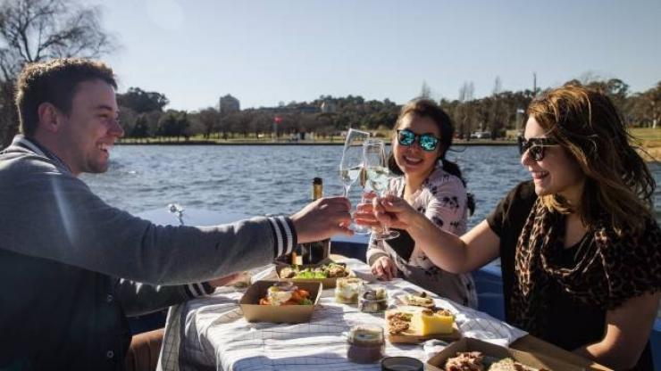 澳大利亚首都领地，堪培拉，伯利格里芬湖（Lake Burley Griffin），GoBoat Canberra © GoBoat Canberra 版权所有