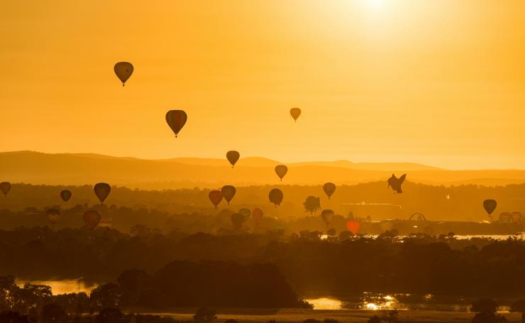 澳大利亚首都领地，堪培拉，在堪培拉热气球节期间观赏日出 © 灯光节版权所有