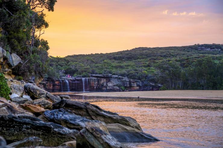 皇家国家公园日落时分的瀑布景观 © 澳大利亚旅游局版权所有