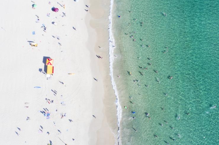 昆士兰州，黄金海岸，俯瞰波丽台的海水和沙滩 © 澳大利亚旅游局版权所有