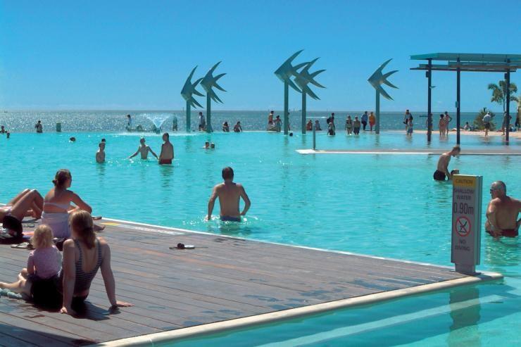 昆士兰州，大堡礁，凯恩斯，凯恩斯滨海大道潟湖游泳场（Cairns Esplanade Swimming Lagoon）© 昆士兰州旅游及活动推广局版权所有