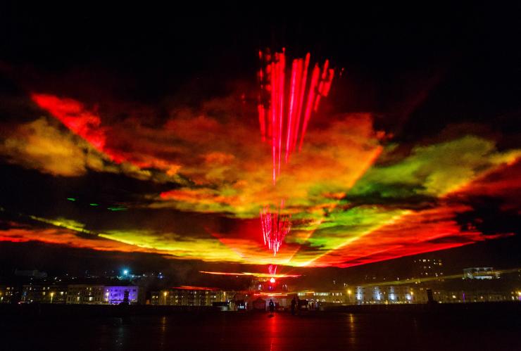 塔斯马尼亚州，霍巴特，Dark Mofo 艺术节期间，夜晚从城市射向天空的红光 © Steve Tanner 版权所有