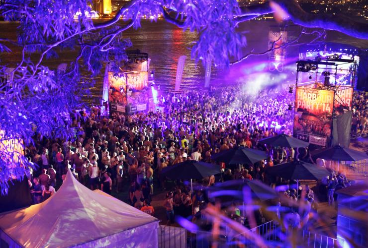 新南威尔士州，悉尼，悉尼 Mardi Gras 同志狂欢节期间，俯瞰夜晚在海港后面狂欢的人群 © 悉尼 Mardi Gras 同志狂欢节版权所有