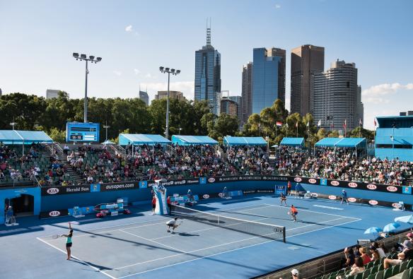 维多利亚州，墨尔本，澳大利亚网球公开赛，座无虚席的露天网球场 © 维多利亚州旅游局版权所有