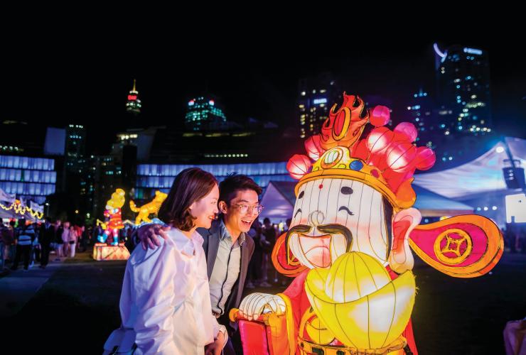 新南威尔士州，悉尼，中国春节，一对夫妇在欣赏灯光装置 © 新南威尔士州旅游局版权所有