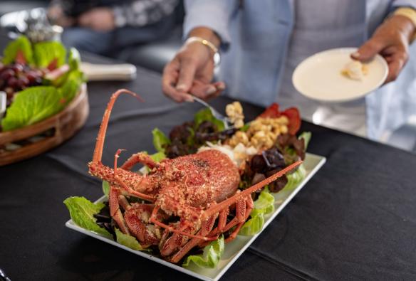 塔斯马尼亚州，霍巴特，Tasmanian Wild Seafood Adventures 旅行社，盘中呈上的龙虾大餐 © Dearna Bond 版权所有