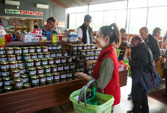 新南威尔士州，巴灵顿海岸，Ricardoes Tomatoes & Strawberries 农场的商店里人头攒动，顾客们穿梭往来，挑选着各式自制果酱、蜜饯和新鲜农产品 © 澳大利亚旅游局版权所有