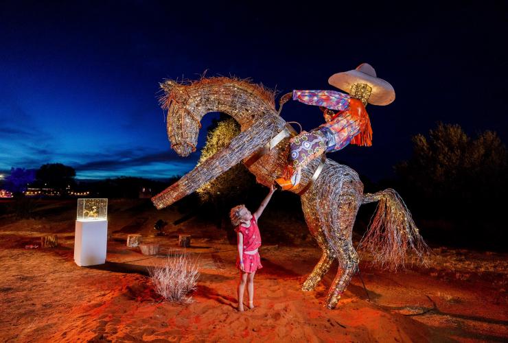 北领地，爱丽斯泉，2019 年帕尔蒂玛灯光节 © 北领地旅游局/Northern Territory Major Events 所有