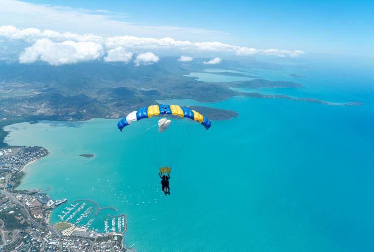 昆士兰州，圣灵群岛，艾尔利海滩，跳伞 © SkyDive Australia 版权所有