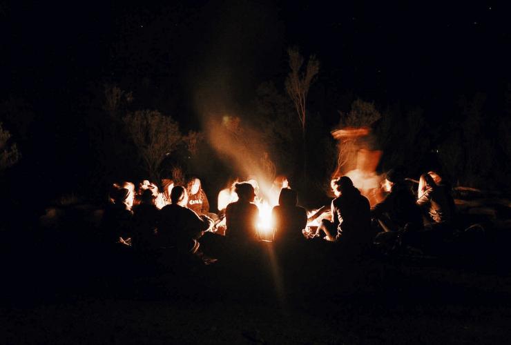 北领地，尤拉拉，艾雅斯岩（乌鲁鲁）营地，篝火 © Joise Bi 版权所有