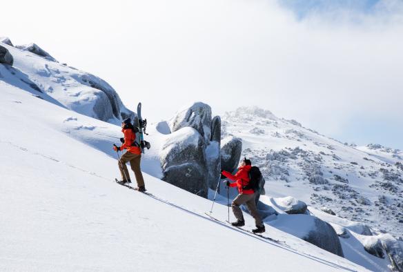 新南威尔士州，特瑞伯，死马山峡僻野之旅，两人徒步爬上白雪覆盖的高山 © 特瑞伯版权所有