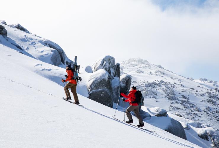 新南威尔士州，特瑞伯，死马山峡僻野之旅，两人徒步爬上白雪覆盖的高山 © 特瑞伯版权所有