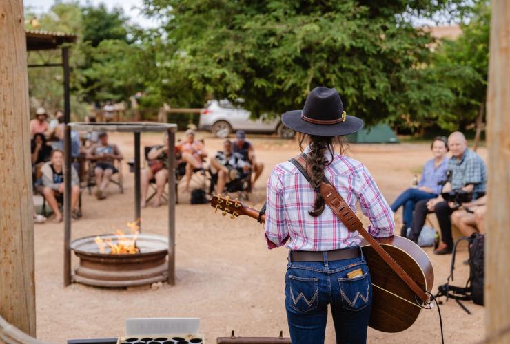 西澳大利亚州，宁加洛，一位女士在为 Bullara 牧场的宾客弹吉他 © 澳大利亚旅游局版权所有