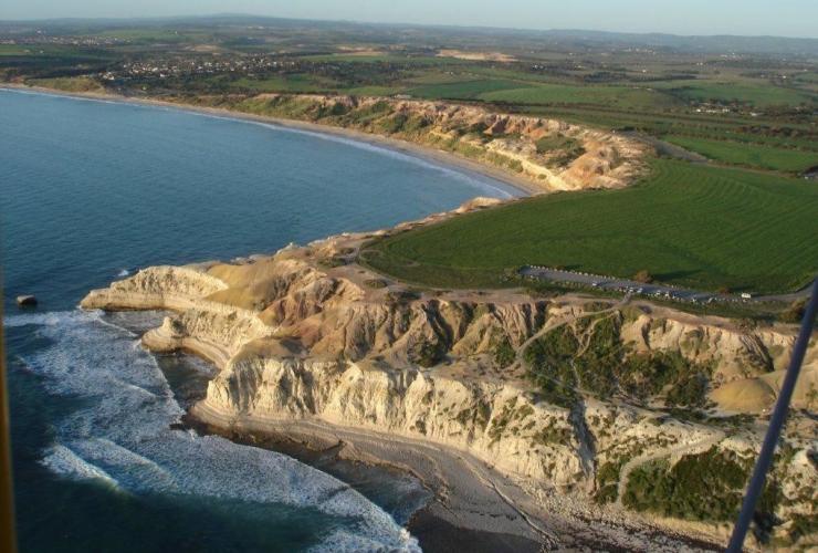 南澳大利亚州，麦拿伦谷，黛伦堡酒庄，通向大海的悬崖边葡萄园航拍图 © d'Arenberg 版权所有