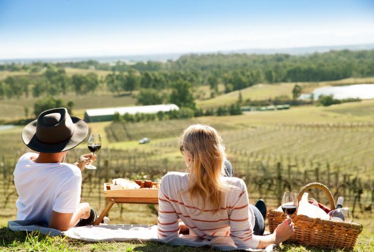 新南威尔士州，猎人谷，奥德丽 · 威尔金森酒庄，两个人在享受野餐，俯瞰葡萄园风光 © Audrey Wilkinson 版权所有
