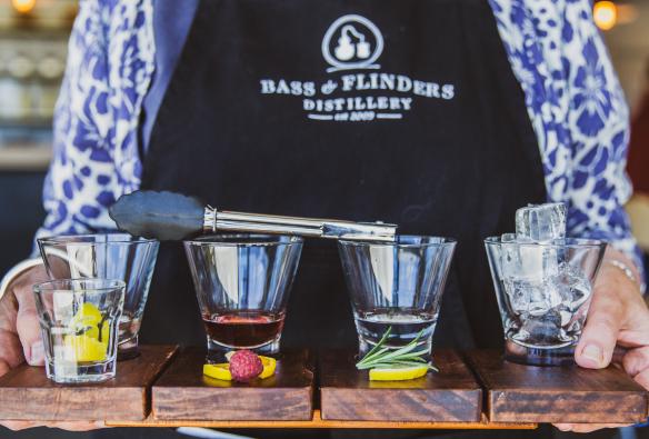 维多利亚州，摩林顿半岛，Bass & Flinders 酿酒厂调酒师将四种烈酒放在托盘上，并在前方展示了对应的原料 © Bass & Flinders 酿酒厂版权所有