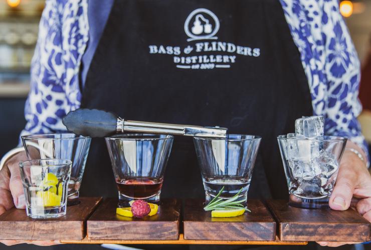 维多利亚州，摩林顿半岛，Bass & Flinders 酿酒厂调酒师将四种烈酒放在托盘上，并在前方展示了对应的原料 © Bass & Flinders 酿酒厂版权所有