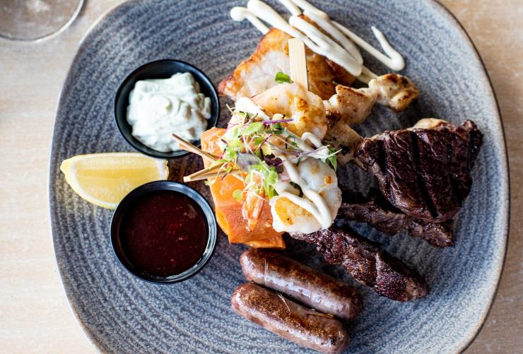 昆士兰州，凯恩斯，Dundee’s Waterfront 餐厅的澳式拼盘，内有鳄鱼肉制成的小香肠 © Alexandra Gow 版权所有