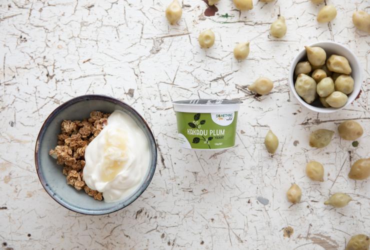 南澳大利亚州，阿德莱德，Fleurieu 乳品公司，桌上摆放着卡卡杜李酸奶和鲜果 © Fleurieu 乳品公司版权所有