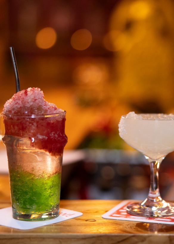 新南威尔士州，悉尼中央商务区，Cantina OK! 酒吧，两杯鸡尾酒和一份配菜在吧台上一字排开 © 新南威尔士州旅游局版权所有