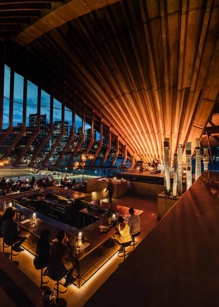 新南威尔士州，悉尼，Bennelong 餐厅，穹顶高耸的恢弘餐厅内景 © 澳大利亚旅游局版权所有