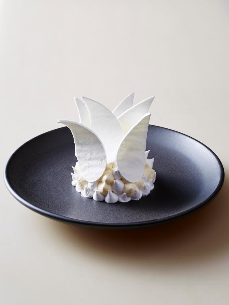 新南威尔士州，悉尼，Bennelong 餐厅，一道摆盘优雅的巴甫洛娃蛋糕，白色造型宛如悉尼歌剧院的风帆 © Brett Stevens 版权所有 