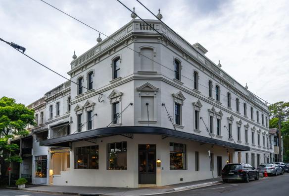 新南威尔士州，悉尼，圣彼得大国家酒店，街角一家精品酒店和餐厅的外景 © 圣彼得餐厅版权所有