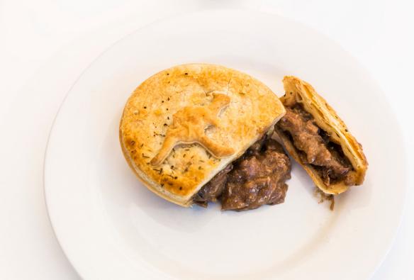 昆士兰，道格拉斯港，Mocka′s Pies 餐厅，一块切开摆放在盘子上的肉派 © 昆士兰州旅游及活动推广局 / Andrew Watson 版权所有