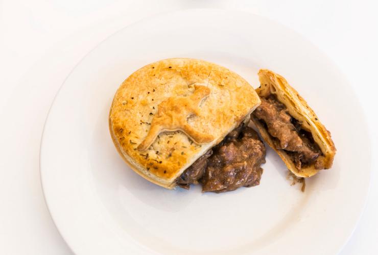 昆士兰，道格拉斯港，Mocka′s Pies 餐厅，一块切开摆放在盘子上的肉派 © 昆士兰州旅游及活动推广局 / Andrew Watson 版权所有