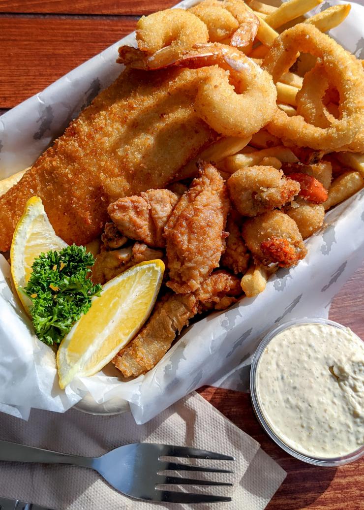 塔斯马尼亚州，霍巴特，Mures Lower Deck，新鲜带壳扇贝摆放在木桌上 © Mures Lower Deck 版权所有