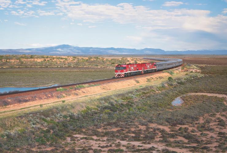 南澳大利亚州，奥古斯塔港，“甘号”列车，一列红色火车驶过绿色的平原 © Journey Beyond 版权所有