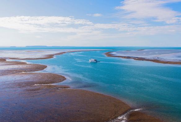 西澳大利亚州，金伯利，蒙哥马利礁，一艘游轮驶过高耸的海洋珊瑚礁 © Garry Norris Photography 版权所有