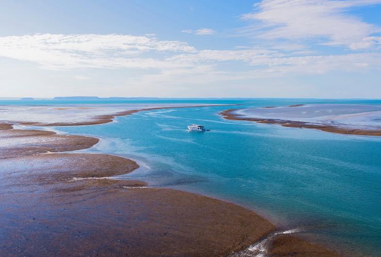 西澳大利亚州，金伯利，蒙哥马利礁，一艘游轮驶过高耸的海洋珊瑚礁 © Garry Norris Photography 版权所有
